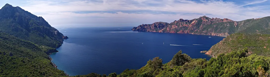 Le golfe de Girolata vu depuis la route de la Bocca di Palmarella