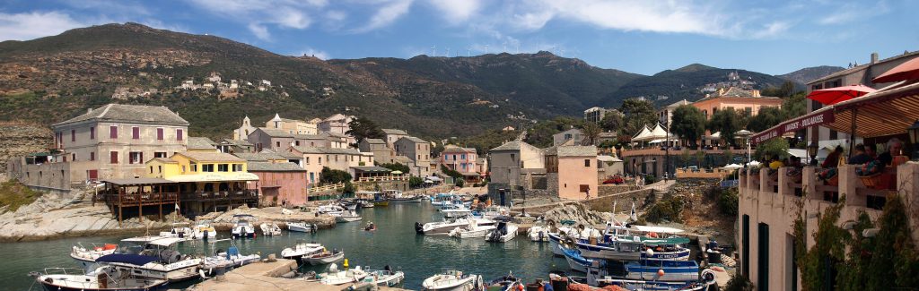 Le port de Centuri, premier port français de pêche à la langouste, au bout du Cap Corse