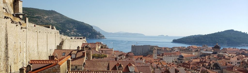 Road trip moto en Croatie - remparts de Dubrovnik et toits en tuiles face à l'Adriatique