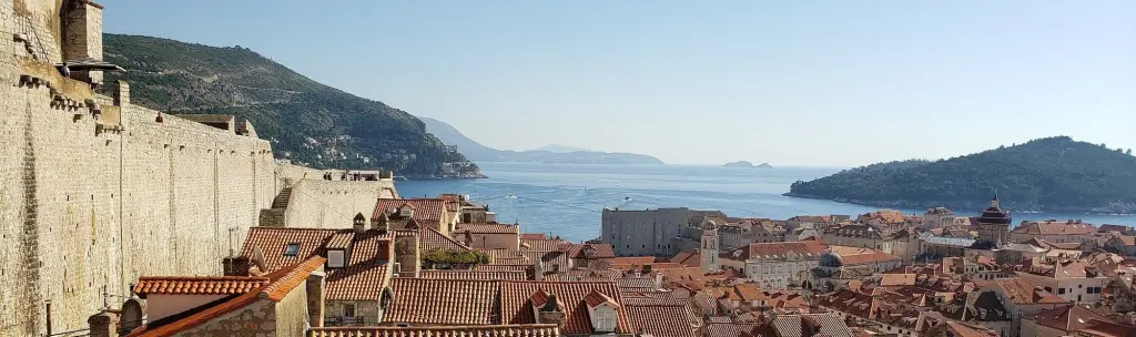 Road trip moto en Croatie - remparts de Dubrovnik et toits en tuiles face à l'Adriatique