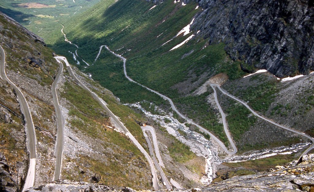 Les onze lacets de la route des Trolls, le Trollstigen, dans l'ouest de la Norvège