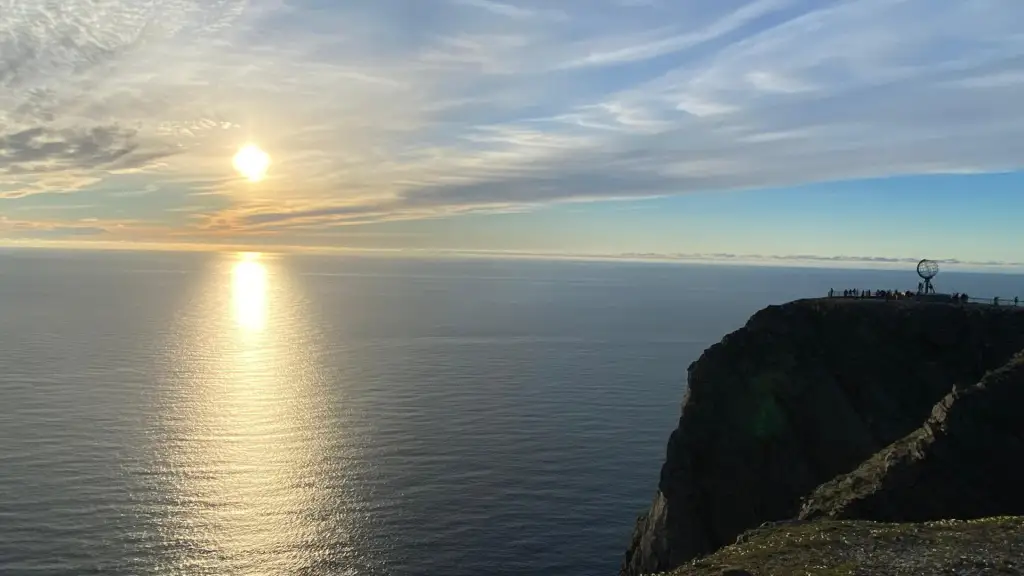 Le globe du Cap Nord au bord de la falaise, soleil de minuit sur l'océan Arctique