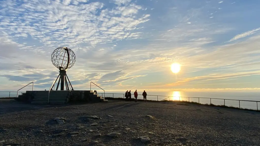 Le globe du cap Nord sous le soleil de minuit, Norvege