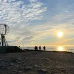 Le globe du cap Nord sous le soleil de minuit, Norvege