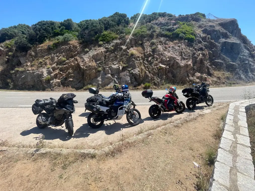 Quatre motos à l'arrêt au bord de la D81 dans le désert des Agriates, Haute-Corse