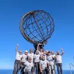 Groupe de motards Itineraires Evasion devant le globe du cap Nord