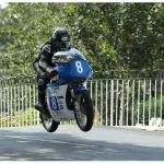 Manx Grand Prix : moto classique en vol sur un pont du circuit, ile de Man