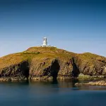 Phare sur la cote rocheuse du pays de Galles
