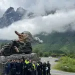 Le groupe de motards Itinéraires Évasion devant la statue du troll à moto, au pied du Trollveggen, sur la route des Trolls