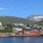 Tromsø, sa cathédrale arctique et les montagnes enneigées, vues depuis le pont de l’express côtier Hurtigruten