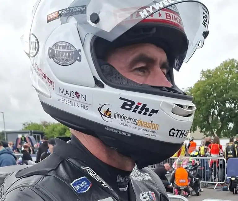 Le casque d’Amalric Blanc dans le paddock de l’île de Man, portant le logo Itinéraires Évasion